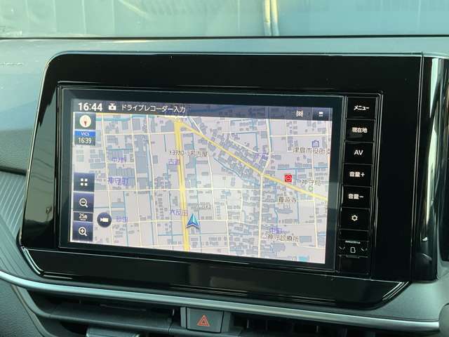 【日産純正の大画面ナビゲーション！】遠くへのお出かけする際の心強い味方です！自車位置の確認はもちろん、Bluetooth接続や機能も充実。大きな画面で各操作もしやすく安心です。