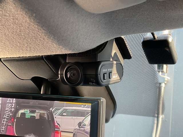 車内と後方を録画できるドライブレコーダーも装着されていますので安心して快適なドライブが楽しめますね。