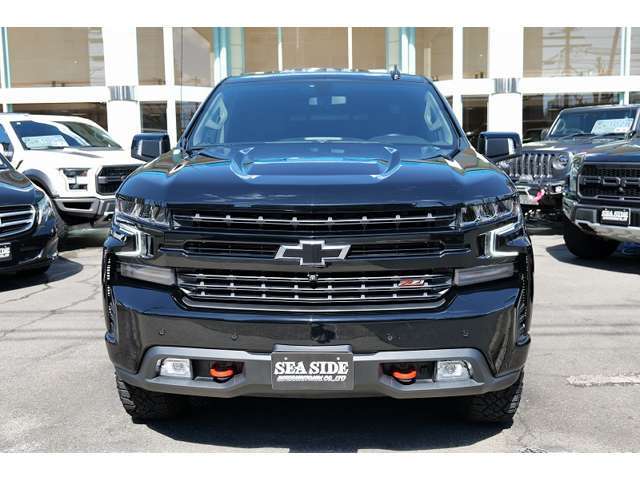 新車並行車　1オーナー　2022Y　SILVERADO　CREW　CAB　TRAIL　BOSS　Z71　LT　4X4　5.3L　V8　BORLAエキゾースト　ROLL’N　LOCKトノカバー　APPLE　CARPLAY　ANDROID　AUTO　黒革シート10速AT　電動サンルーフ