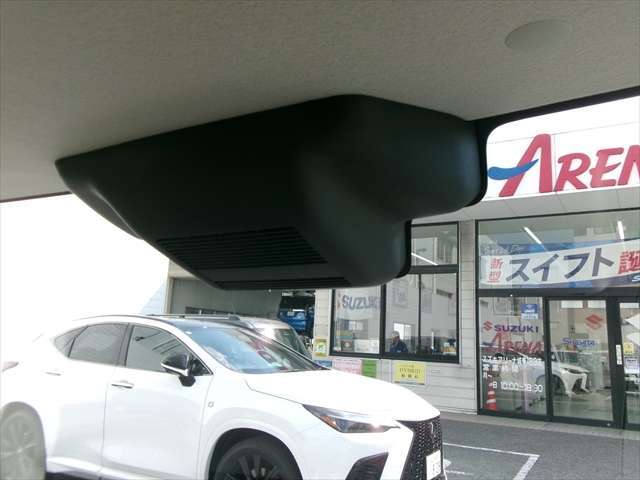 【整備工場完備】当店では近畿運輸局から認可を受けた整備工場を完備しております！オクルマの整備は全て当店でご対応可能です！国家資格を保有した整備士も常駐しておりますのでご安心して整備をお受け頂けます！