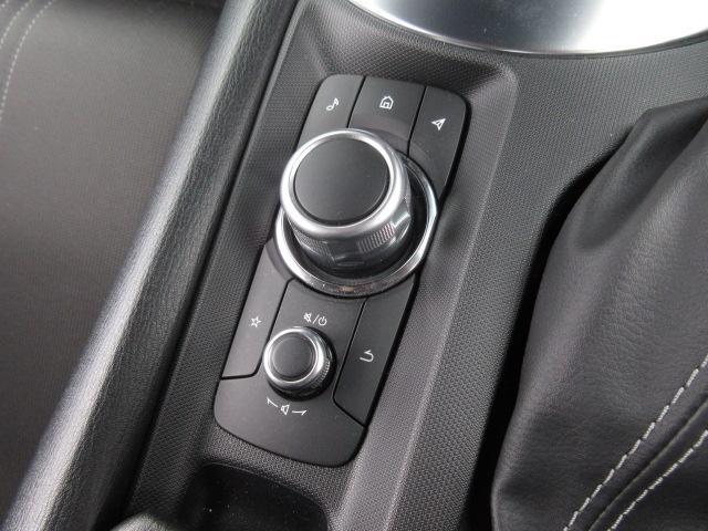 マツダコネクトを操作するコマンダーコントロールです。運転中に自然と手の触れる位置に配置されています。
