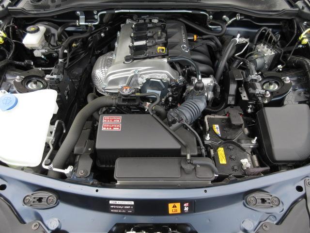 エンジン搭載位置がストラットタワーより後方となる「フロントミッドシップ」レイアウト。重量バランスへの飽くなきこだわりと追求を感じるエンジンルームです。