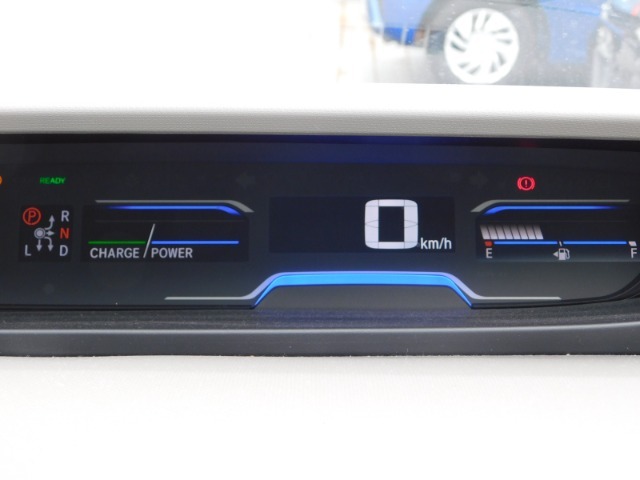 お車の情報が発光表示されて昼夜いつでも見やすくなっております。