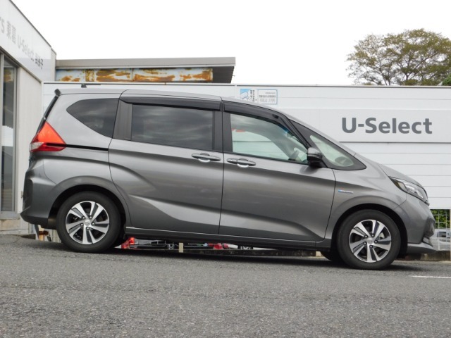 車輌右横になります！車両販売や買取、車検、点検その他一般整備、板金修理、任意保険などなどお車のことならなんでもお任せください！整備や修理もお安く頑張らせて戴きます！