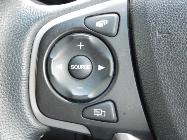 運転中のオーディオ操作に便利なステアリングリモコン付きです。