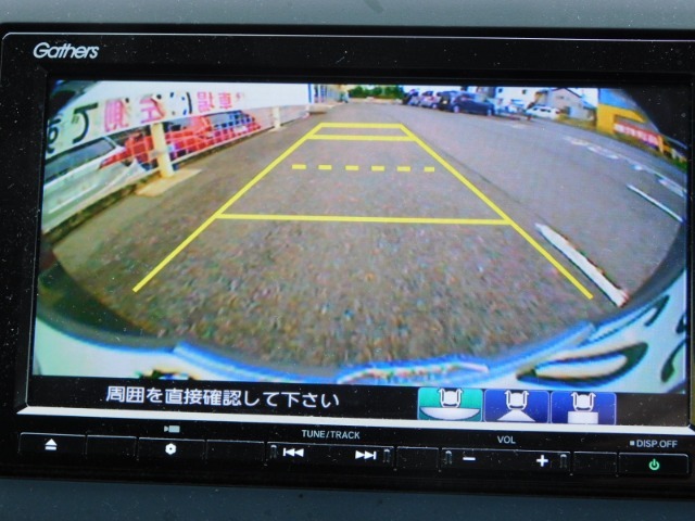 後退や車庫入れ時に安心のバックカメラ付き！夜間や雨天などの視界の悪いシーンでも視えて安心ですね♪