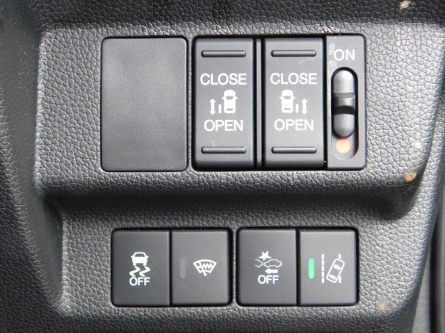 両側電動スライドドアや軽減ブレーキなどの運転支援装置を搭載しております。