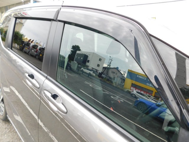 雨の日の換気などに便利なドアバイザー付です。