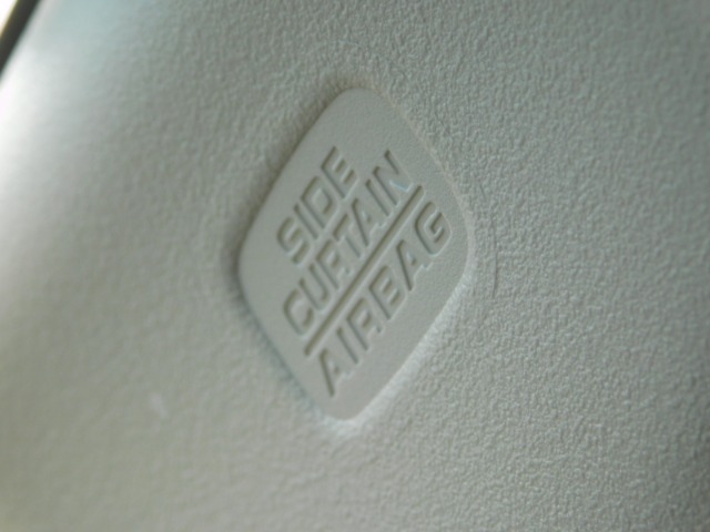 もしもの時に身を守るエアバッグは前だけでなくシートサイドにもしっかり装備されております。