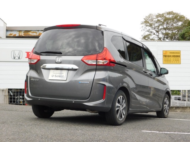 右後からの外装の画像です！当店はサービス工場を併設しておりますので、ご購入のお車は当店がしっかり整備いたします！アフターメンテナンスもお任せ頂けます！遠方の場合は最寄ホンダ店をご利用頂けます！