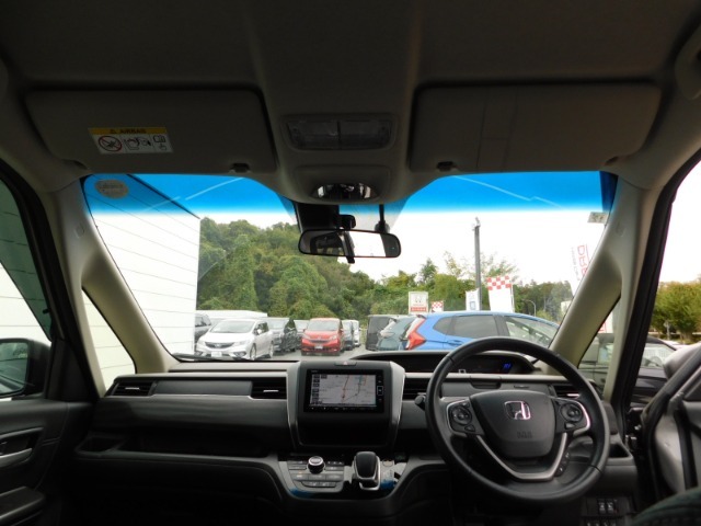 運転視界の広いフロントガラスです！当店の在庫車は新車店のデモカー、下取りを中心に厳選して仕入れたホンダ認定中古車です！ホンダ車のことならお任せください！