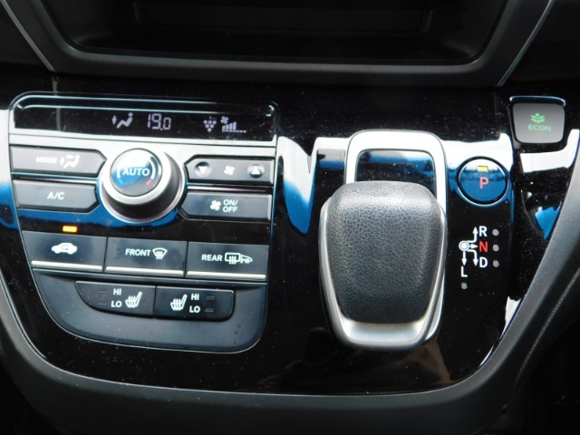 電子制御タイプのシフトレバーです。シフト操作は力を入れなくても操作することができます。