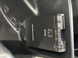 【ETC】高速道路の料金所をストレスなく通過！話題のスポットやサービスエリアに多い「スマートIC」利用時は必須のアイテムです。当店でセットアップを実施、ご納車当日からすぐにご利用いただけます！