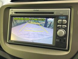 【バックカメラ】駐車時に後方がリアルタイム映像で確認できます。大型商業施設や立体駐車場での駐車時や、夜間のバック時に大活躍！運転スキルに関わらず、今や必須となった装備のひとつです！