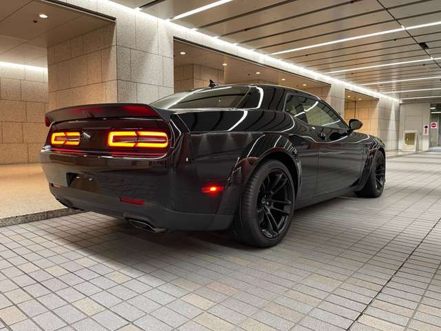 SRT　BLACK　PACKAGE！エンブレム類はBLACK系に統一