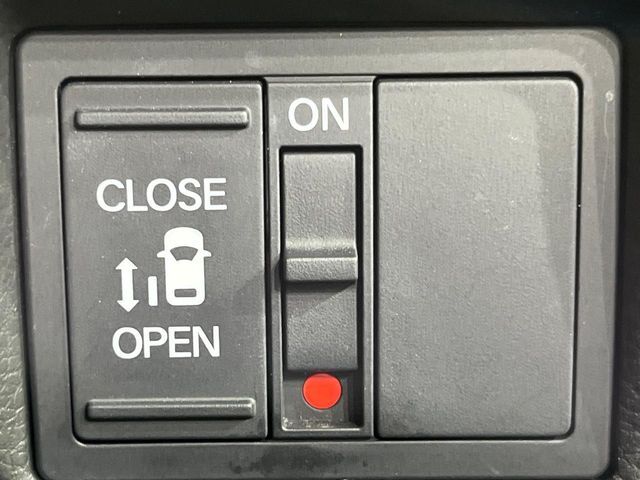 【パワースライドドア】スマートキーや運転席のスイッチでスライドドアの開閉が可能♪電動だから力を入れてドアを開ける必要が無く、小さいお子様でも、重い荷物を持っている時もラクに開け閉めできます♪
