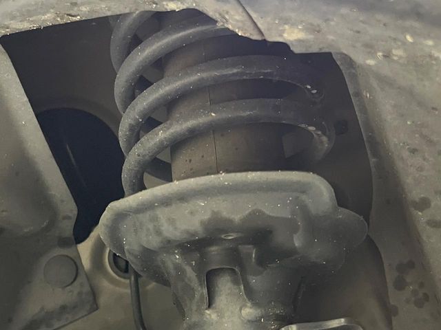 お車を安心してお乗りいただく為には、足回りの定期点検が欠かせません。サービスサポート（有償保証）では無料点検もご提供しており、安心のカーライフをお過ごしいただけるサポート体制が整っています。