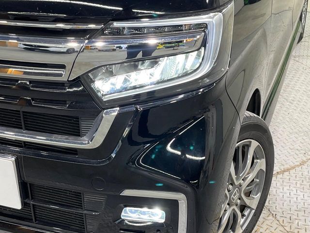 【LEDヘッドライト】悪天候や夜間走行時も良好な視界を確保し安心して運転できる高輝度LEDヘッドライトを装備！点灯速度が早く、消費電力も抑えられています。