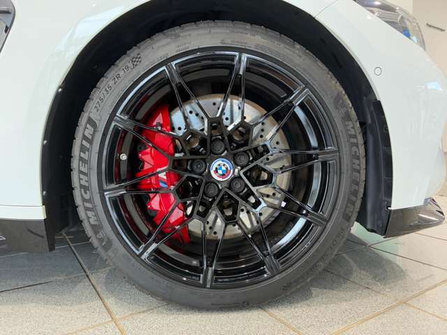 純正アルミホイールは、足周りの軽量化、ブレーキの冷却にも大変優れ、気持ちの良いクルージングを演出してくれます。