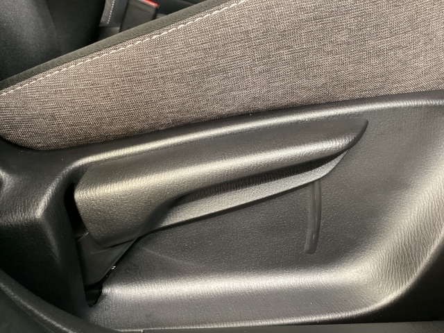 運転席にはドライバーの体型や好みに応じて前後方向だけでなく、高さの調整ができるシートリフターを装備！