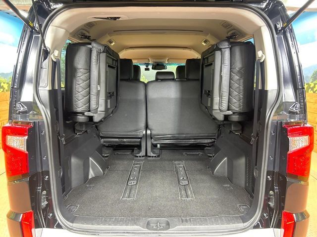 積み下ろしのしやすいデッキにはたっぷりと荷物を積み込んでいただけます。遊びから仕事まで、様々なシーンで頼れます♪