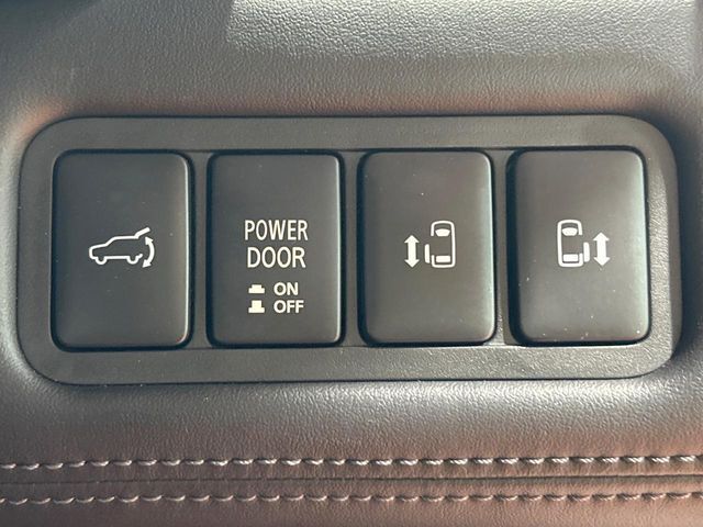 【両側パワースライドドア】スマートキーや運転席のスイッチで後席両側スライドドアの開閉が可能♪電動だから力を入れてドアを開ける必要が無く、小さなお子様でも簡単に開け閉めでき快適です♪