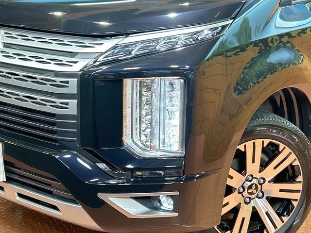 【LEDヘッドライト】悪天候や夜間走行時も良好な視界を確保し安心して運転できる高輝度LEDヘッドライトを装備！点灯速度が早く、消費電力も抑えられています。