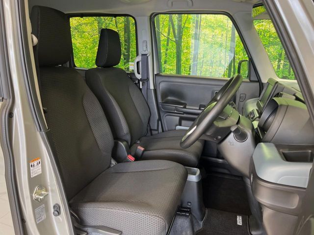 運転席シート廻りは使用感も少なく、良好な状態となっています。前オーナー様が丁寧に使っていたことがよくわかりますね。