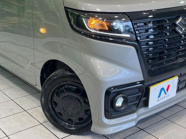 【LEDヘッドライト】悪天候や夜間走行時も良好な視界を確保し安心して運転できる高輝度LEDヘッドライトを装備！点灯速度が早く、消費電力も抑えられています。