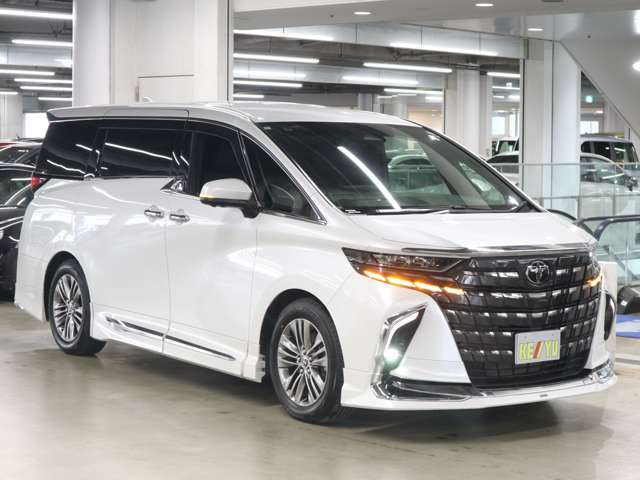 雨が降ってもゆったりと車選びができる全天候型立体展示場！エスカレーター完備！