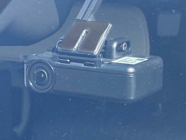 フロントガラスにドライブレコーダー付いてます。あおり、危険運転や車上荒らし、イタズラ、交通事故などの対策に役に立つアイテムです。