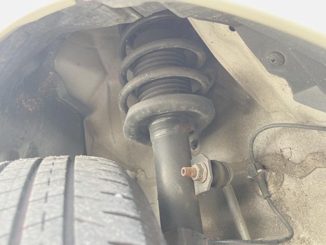 お車を安心してお乗りいただく為には、足回りの定期点検が欠かせません。サービスサポート（有償保証）では無料点検もご提供しており、安心のカーライフをお過ごしいただけるサポート体制が整っています。