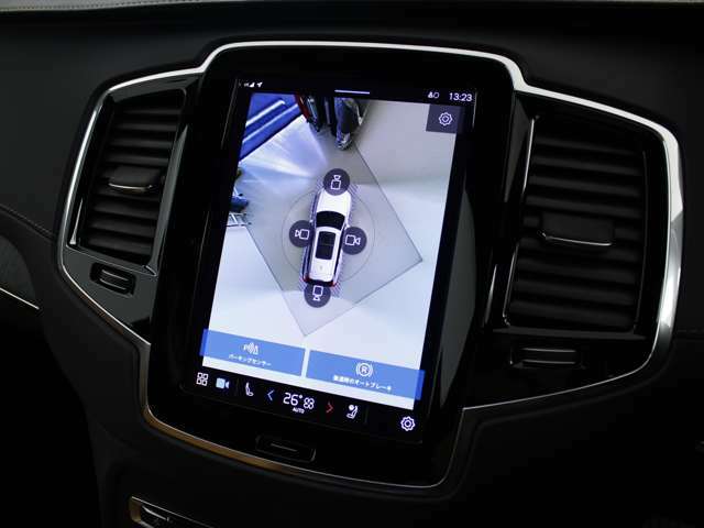 360°ビューカメラは駐車枠や周囲の車両との位置関係が一目瞭然で駐車をサポートしてくれるだけでなく、車両直近の死角を減らして安全性を高める装備。ステアリング切り角に連動した進路予測線も表示されます。