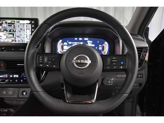 ★プロパイロット★渋滞走行”と長時間の“巡航走行”など、高速道路で負担を感じるシーンで、アクセル、ブレーキ、ステアリング操作をクルマがサポート！