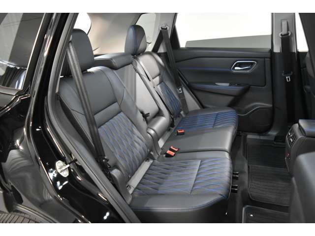 ★後部座席にはセンターに肘置き＆ドリンクフォルダーが格納されています