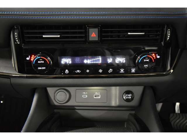 オートエアコン◆冷房・暖房の切り替え、吹き出し口、風量、内気循環/外気循環の導入の切り替えを自動で調節して、車内を設定した温度に保ってくれます！