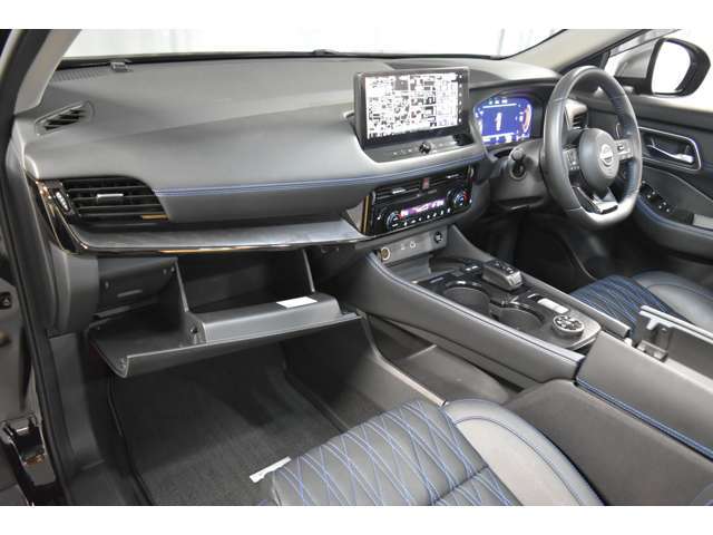 ★助手席側には様々な収納スペースがあります