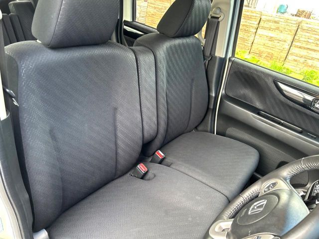 運転席シート廻りは使用感も少なく、良好な状態となっています。丁寧に使われていたことがよくわかりますね。