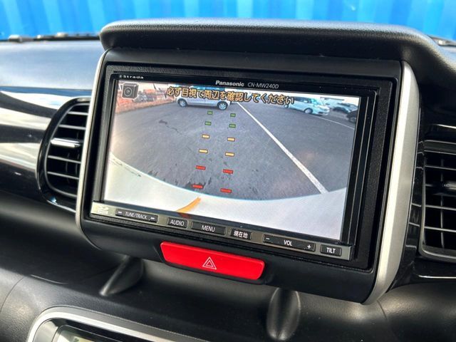 【バックカメラ】駐車時に後方がリアルタイム映像で確認できます。大型商業施設や立体駐車場での駐車時や、夜間のバック時に大活躍！運転スキルに関わらず、今や必須となった装備のひとつです！
