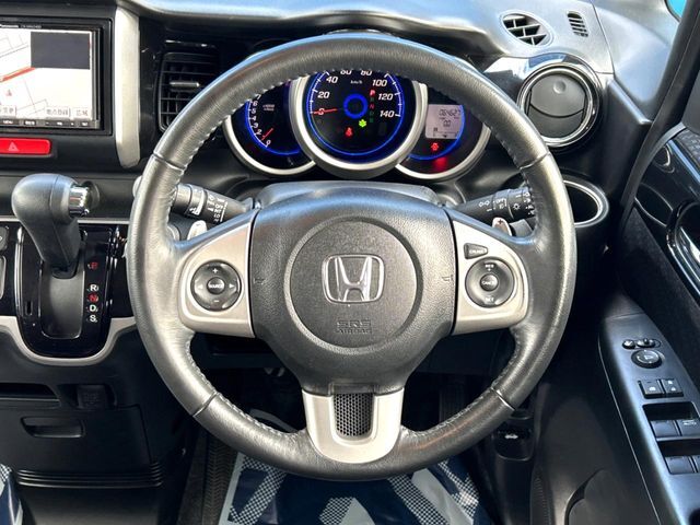 【ステアリングスイッチ】運転中、前方から目線をそらすことなく、オーディオ等の操作が可能な便利機能！安心＆快適なドライブを演出してくれます♪