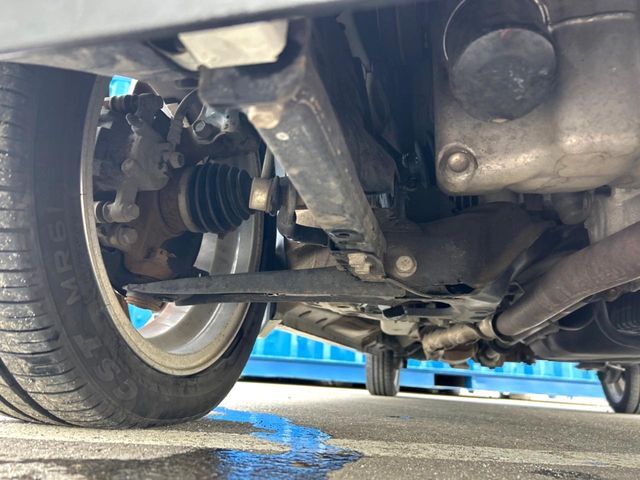 お車を安心してお乗りいただく為には、足回りの定期点検が欠かせません。サービスサポート（有償保証）では無料点検もご提供しており、安心のカーライフをお過ごしいただけるサポート体制が整っています。