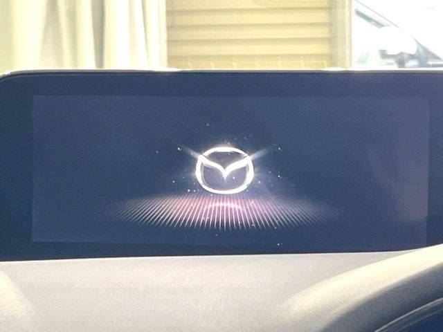 【8.8インチマツダコネクト】車内の雰囲気にマッチした大型のディスプレイ。スマホ接続でのナビ使用やBluetooth再生等、様々な機能が楽しめます。直感的なダイヤル操作が可能で、使い勝手も良好です。