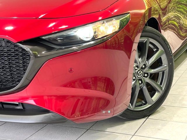 【LEDヘッドライト】悪天候や夜間走行時も良好な視界を確保し安心して運転できる高輝度LEDヘッドライトを装備！点灯速度が早く、消費電力も抑えられています。