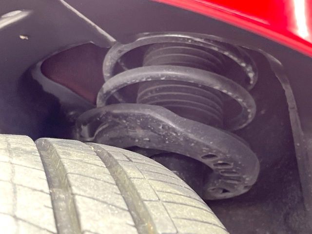 お車を安心してお乗りいただく為には、足回りの定期点検が欠かせません。サービスサポート（有償保証）では無料点検もご提供しており、安心のカーライフをお過ごしいただけるサポート体制が整っています。