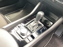アクセルペダルを踏み込む量や速さに応じて変速パターンを制御し、人馬一体の運転感覚を発揮してくれる6速オートマ！