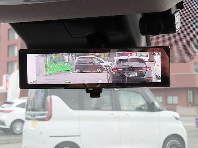 後方ピラーや荷物、後席の同乗者やガラスのくもりなど、視界が妨げられた場合でも、後方カメラからの映像で安全を確認することができます。