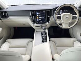 定中古車V60クロスカントリー入荷しました！人が乗るスペースと荷室を兼ね備えたワゴンタイプです。お出かけにピッタリの一台です！ぜひご覧にお越しください♪