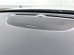 【harman　kardon】ハーマンカードンのHi-Fiスペシャリストと共に、モデル別に開発・設計された専用チューニングが臨場感溢れる音響空間を実現しています。