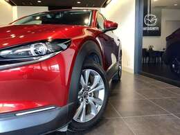 CX-30のデザインは、SUVの力強さとクーペのような流麗さを両立したスタイリッシュな外観です。特に、ボディの面の動きやS字を描くような光の映り込みが、美しさと躍動感を際立たせています。