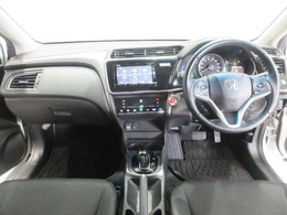 インパネ周りはこのようなレイアウトになっております。